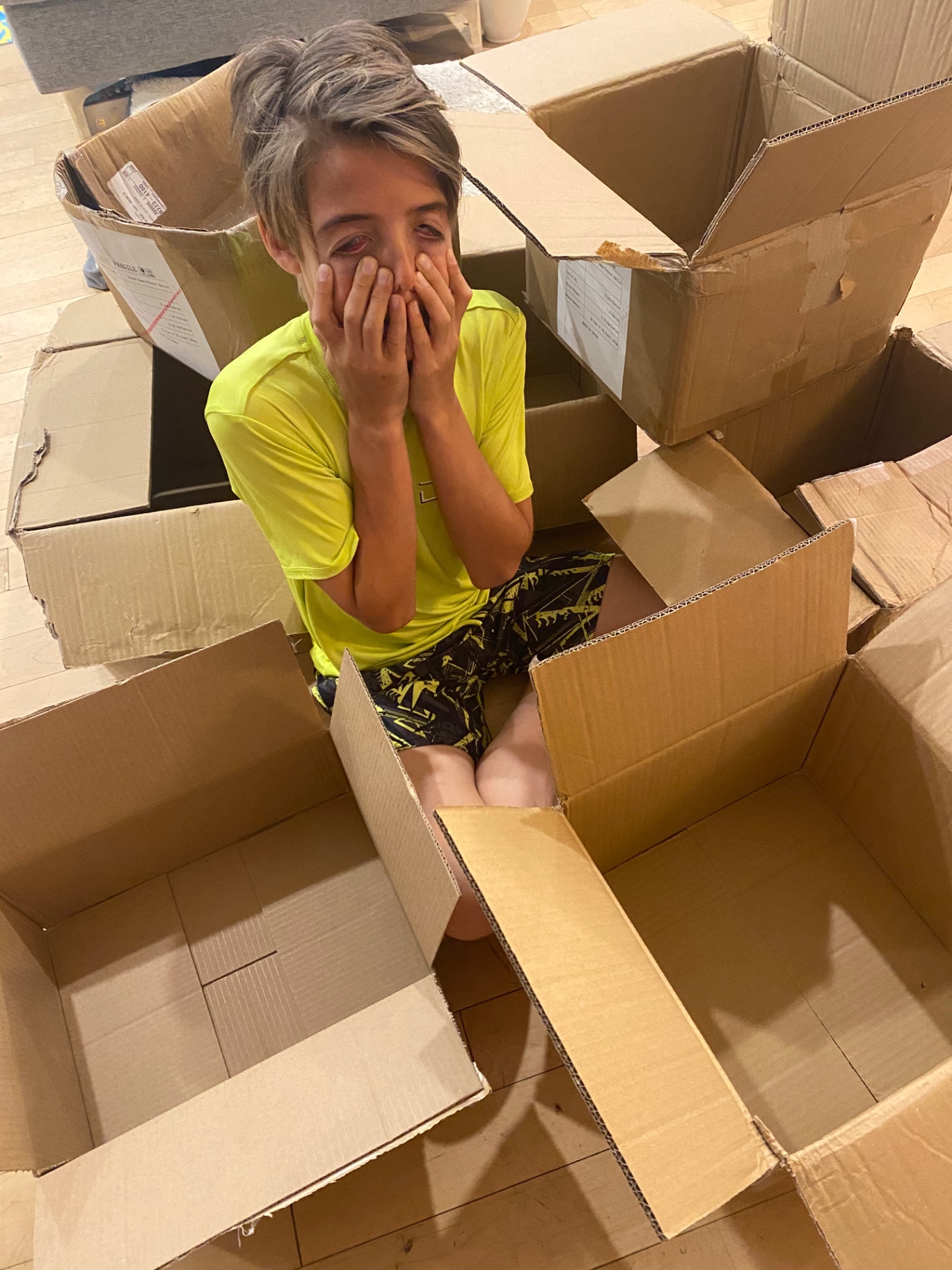 Arthur entouré de cartons vides après les envois