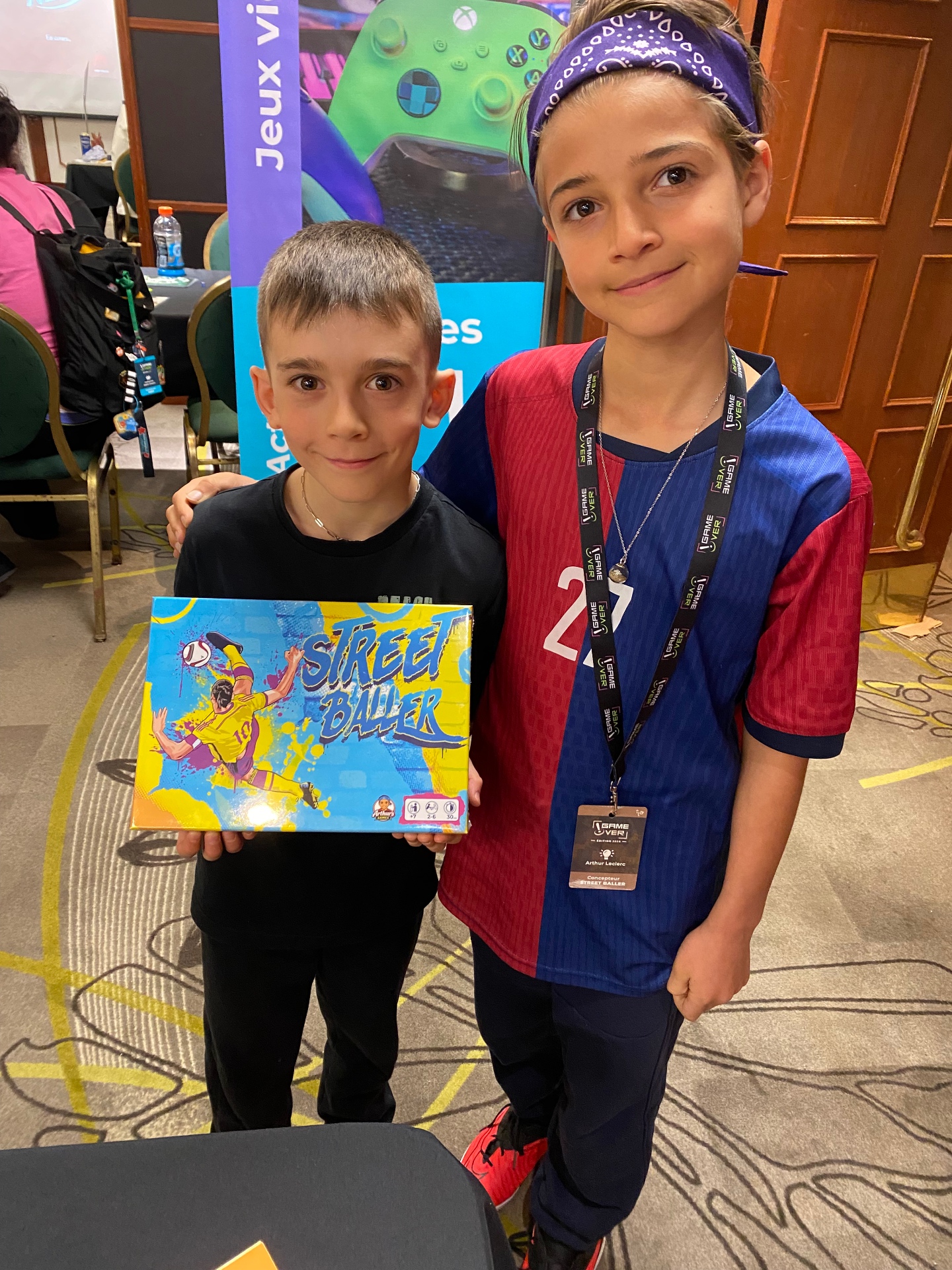 Arthur avec un jeune fan tenant la boîte Street Baller
