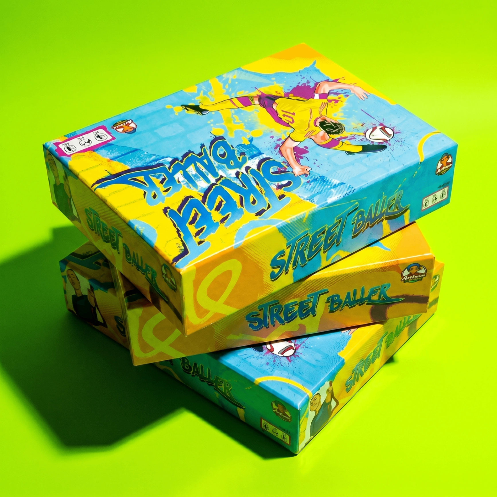 Trois boîtes Street Baller empilées sur fond vert lime